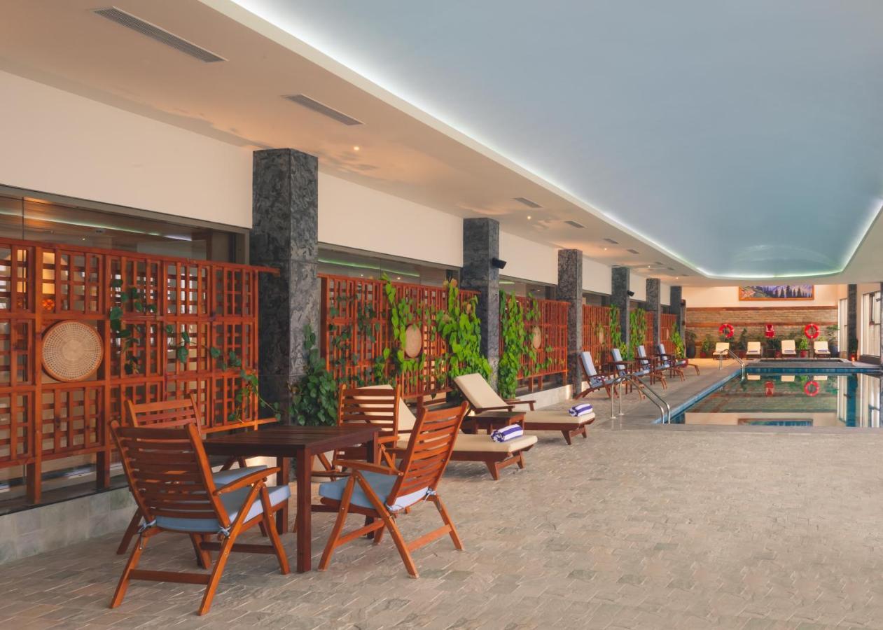 Taj Theog Resort & Spa Shimla Exteriör bild